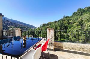 d'une table bleue et de chaises sur un balcon avec une montagne. dans l'établissement Acogedor alojamiento Trevelez, à Trevélez