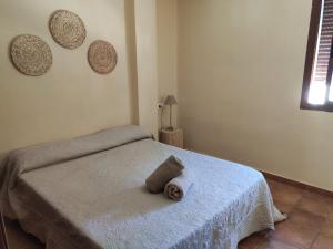 - une chambre avec un lit et une serviette dans l'établissement Acogedor alojamiento Trevelez, à Trevélez