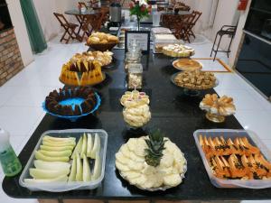 une longue table avec de nombreux types d'aliments différents dans l'établissement Hotel Lírio, à Carolina