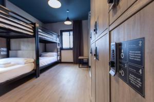Pokój z 2 łóżkami piętrowymi i znakiem na drzwiach w obiekcie Font Andorra Hostel w mieście La Massana