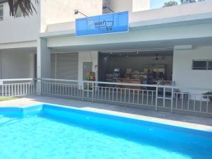 Kolam renang di atau dekat dengan EASTLIGHTHOMESTAY +6 gambar