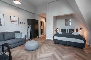 1 dormitorio con 1 cama y 1 sofá en limehome Den Haag Keizerstraat, en Scheveningen