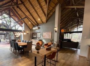 Restavracija oz. druge možnosti za prehrano v nastanitvi Kubu Metsi Lodge