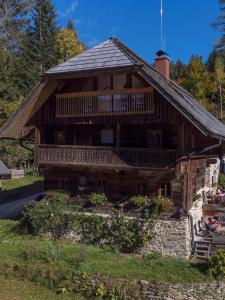 une grande maison en bois avec un toit en gambrel dans l'établissement Charmante Gästewohnung in altem Bauernhaus in alpiner Alleinlage, à Stanz Im Murztal