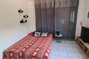 1 dormitorio con cama y ventana grande en Proche mer appartement avec jardin,place parking., en Elne