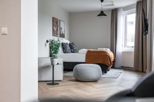 limehome Den Haag Keizerstraat في شيفيننغن: غرفة نوم فيها سرير وكرسي