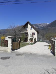 Cảnh núi rừng hoặc tầm nhìn ra núi từ nhà nghỉ B&B