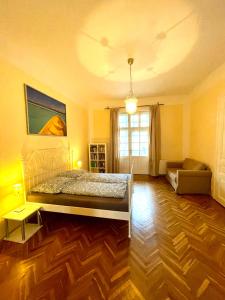 1 dormitorio con cama, sofá y ventana en King Apartments | contactless check-in, en Viena