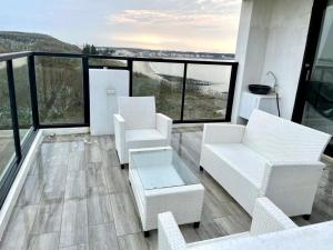 Un balcón o terraza de 嵵裡仙人掌海景民宿Ocean view room