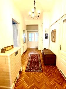 un pasillo con una puerta y una maleta en el suelo en King Apartments | contactless check-in, en Viena