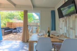 TV a/nebo společenská místnost v ubytování Camping La Pinède Enchantée