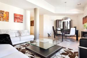 Posezení v ubytování You Stylish City Center Apartments