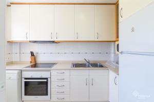 A kitchen or kitchenette at Tamarells 11