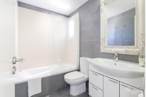 A bathroom at Tamarells 11