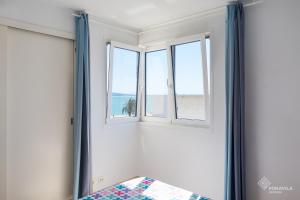 A bed or beds in a room at Tamarells 11