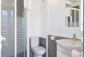 A bathroom at Tamarells 11