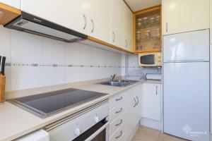 A kitchen or kitchenette at Tamarells 11