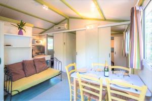 Kuchyň nebo kuchyňský kout v ubytování Camping La Pinède Enchantée