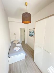 een kleine slaapkamer met een bed en een glazen wand bij Chez Telly 31 in Verona