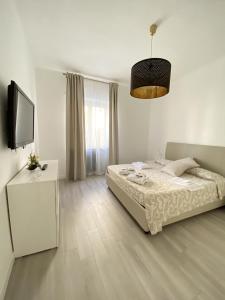 a bedroom with a bed and a flat screen tv at Chez Telly 31 in Verona