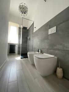 a bathroom with two white tubs and a shower at Chez Telly 31 in Verona