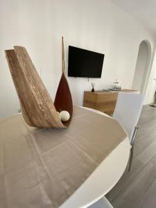 a wooden boat sitting on top of a table at Chez Telly 31 in Verona