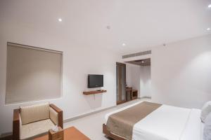 TV a/nebo společenská místnost v ubytování Hotel Niya Regency