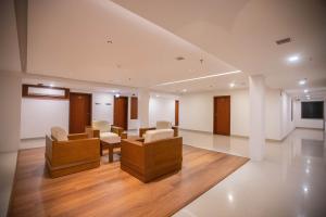 TV a/nebo společenská místnost v ubytování Hotel Niya Regency