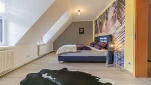 a bedroom with a bed and a painting on the wall at Altstadtapartment, 80 qm,2 Schlafzimmer,Parkplatz,Netflix in Cottbus