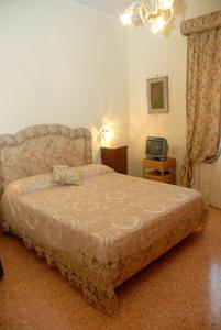 um quarto com uma cama e uma televisão em Casa Rachele em Piano di Sorrento