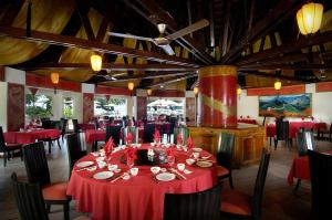 une salle à manger avec une table et des nappes rouges dans l'établissement Berjaya Beau Vallon Bay Resort & Casino, à Beau Vallon