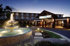 una fuente frente a un hotel por la noche en Berjaya Beau Vallon Bay Resort & Casino, en Beau Vallon