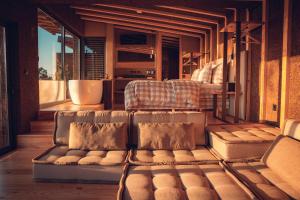 a living room with a couch and a bath tub at Charm Nature in Azoia