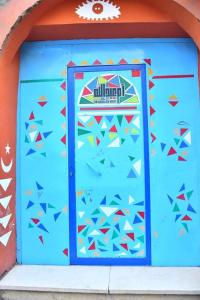un mural en el lateral de un edificio en Om-Abdallah en Asuán