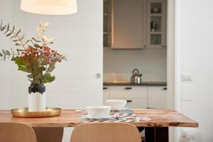 加爾達湖濱的住宿－La Casa di Riva，厨房配有带花瓶的木桌