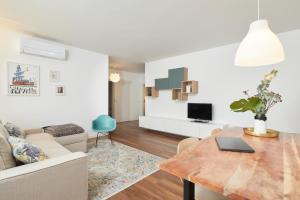 uma sala de estar com uma mesa e um sofá em La Casa di Riva em Riva del Garda