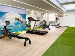 - une salle de sport avec tapis de course et vélos d'exercice dans l'établissement Apartamento Seascape. Relax, lujo y vistas al mar., à Finestrat