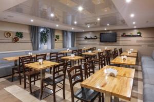 Hotel Furor في سامارا: مطعم بطاولات خشبية و كنب
