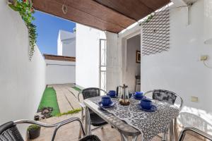 a table and chairs on the balcony of a house at Casa Donna in Playa Honda