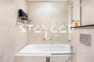 Koupelna v ubytování Staycae Holiday Homes - Artesia