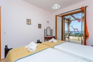 A bed or beds in a room at Villa Garifallia Még 37 kép
