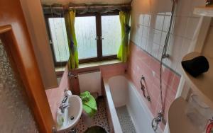 un piccolo bagno con lavandino e vasca di Ferienwohnung Maroldsweisach a Maroldsweisach Altre 18 foto