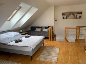 Posteľ alebo postele v izbe v ubytovaní Apartament Słoneczna Rapsodia - blisko Parku Zdrojowego - piękny widok - ogród - taras