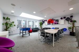 ein Büro mit einer Tischtennisplatte und Stühlen in der Unterkunft For Students Only Middle Street in Portsmouth in Portsmouth