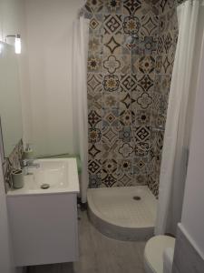 Koupelna v ubytování Superbe vue mer avec accès direct plage et parking + 59 fotografií