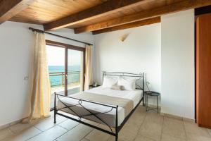 Posteľ alebo postele v izbe v ubytovaní Seagrove, Beachfront Villa In Possidi #FeelsLikeHome