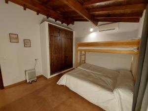 1 dormitorio con litera y ventana en Casa Rural del GUARDAGUJAS, en Villanueva del Duque