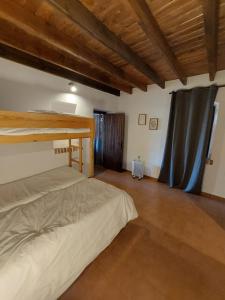 1 dormitorio con cama y techo de madera en Casa Rural del GUARDAGUJAS, en Villanueva del Duque