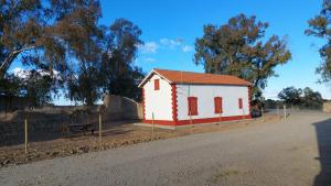 un pequeño edificio al lado de una carretera en Casa Rural del GUARDAGUJAS, en Villanueva del Duque