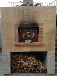 un horno de ladrillo con un montón de madera. en Casa Atlantico Suite en Ribeira Brava